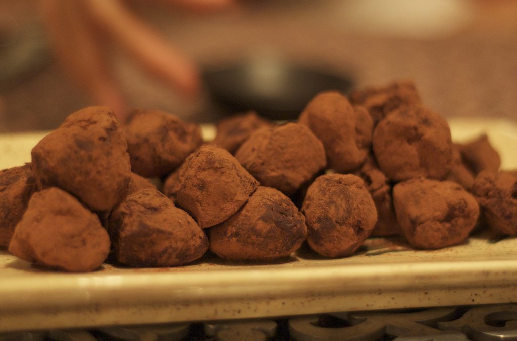 healthy valentine day recipes, avocado truffles